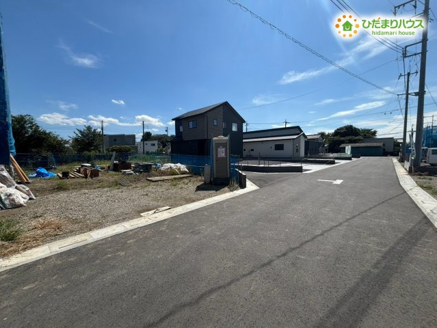 鴻巣市境　第1期　新築一戸建て　ワイウッドコート　05の前面道路含む現地写真