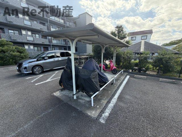 川口市北原台３丁目の賃貸マンションの駐車場