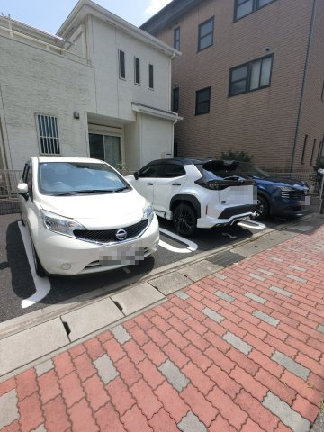 ウィズダムの駐車場