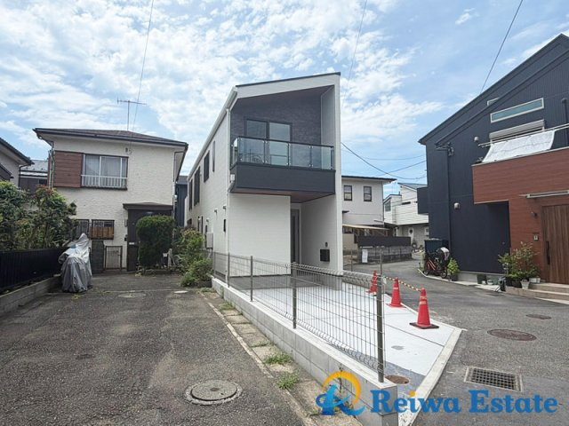 新築戸建　茅ヶ崎市南湖6丁目の外観|生活のしやすいアプローチ、閑静な住宅地に佇む邸宅です♪