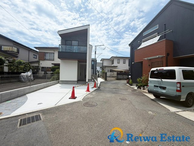 新築戸建　茅ヶ崎市南湖6丁目の前面道路含む現地写真|角地で人や車の出入りがしやすいゆとりがございます。