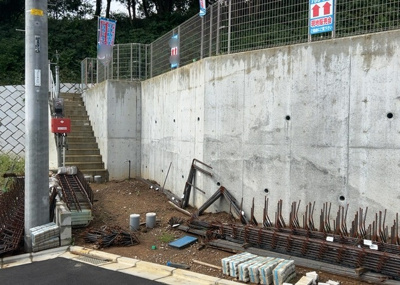 【前面道路含む現地写真】 | 薬師台新築戸建 | 住宅用の土地では前面道路に2m以上接していなければならないと法律で定められています。しかし、お持ちの車のサイズやライフスタイルなどにより、2mでは利便が悪い場合もございますので、事前に確認しましょう。
