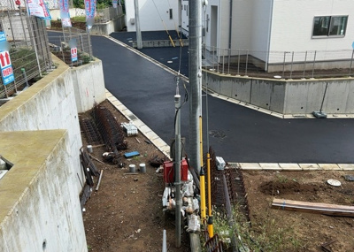 【駐車場】 | 薬師台新築戸建 | 駐車場と明記されていても、最小スペースでつくられた駐車場だと大型車は駐車できなかったり、出入りしにくくなったりする可能性があります。お車のサイズと購入したい物件の駐車場のサイズを現地で確認しましょう。