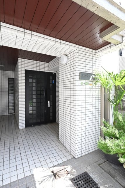 シェモアSasakiのエントランス|ゆとりのあるエントランスです