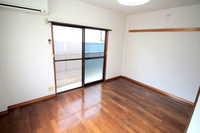 【寝室】 | ※別号室の写真です。
使い勝手のいい寝室です