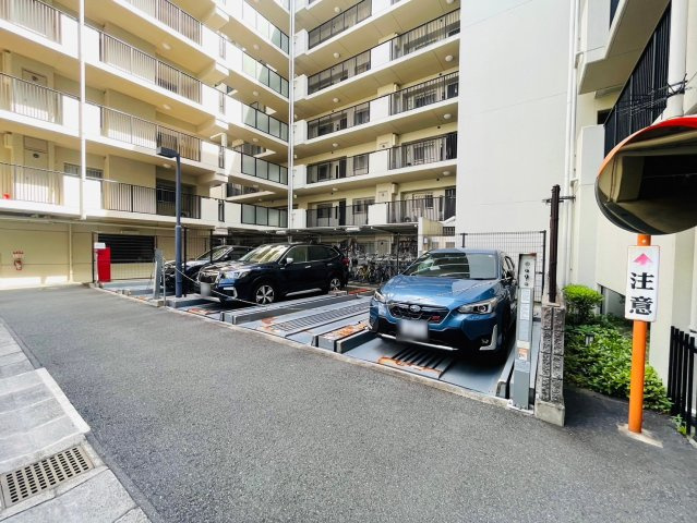 ユニ・アルス洛西プレジオの駐車場