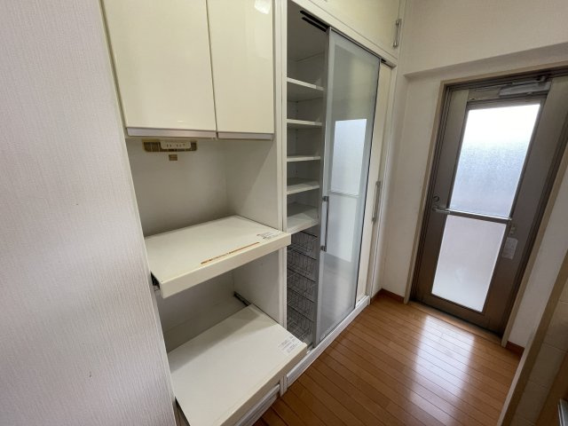 エバーライフ熊本中央のキッチン|造作のカップボートと換気もできる勝手口もあります