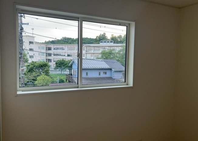 【寝室】 | 薬師台新築戸建 | 寝室でゆっくりと過ごすためにはベッド周りの適度な空間を担保することや窓の位置、照明の明るさ、寝室の広さなどを考える必要があります。自身や家族の構成とライフスタイルに併せて寝室にする部屋を選びましょう！