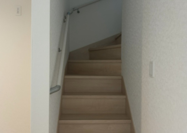 【内装】 | 薬師台新築戸建 | 建物の上下階の通路である階段は、その位置によって動線や室内の印象が大きく左右されます。手摺にも重要な役割があり、転倒の防止・歩行や動作を円滑にして日常生活を支えることを主な目的として設置されています。