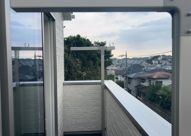 【バルコニー】 | 薬師台新築戸建 | バルコニーは、室外の専用スペースのうち、「屋根がなく開放された空間」であるものを指します。ベランダより広いタイプのものが多く、日当たりもよいため家庭菜園などを楽しみたい人にとって適した環境となります。