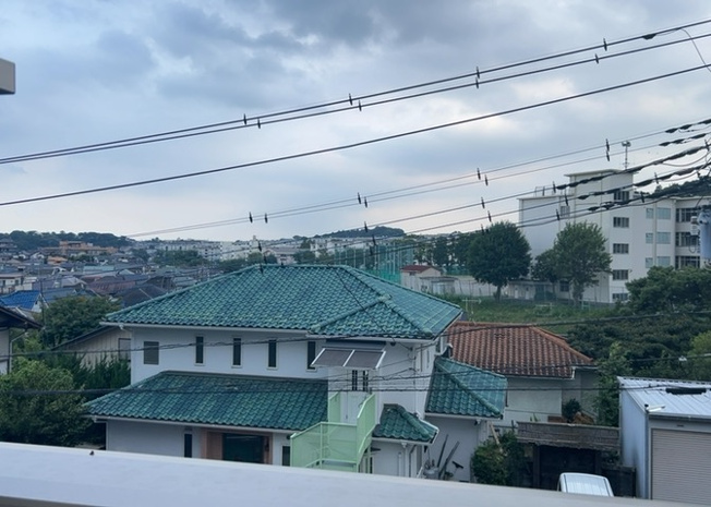 【展望】 | 薬師台新築戸建 | 眺望を気にして物件を探す場合、前面に建物が建っていないか現地で確認しましょう！前面に建物があると景色はもちろん、日当たりや風通しにも影響が出てきます。住んだ時のことを想像しながら現地見学をしましょう。