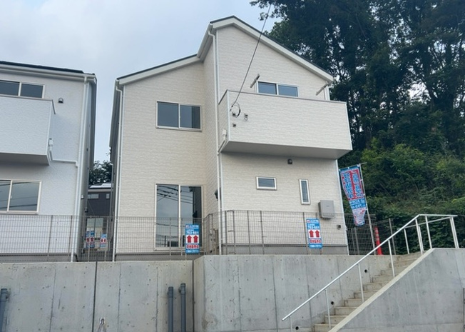 【外観】 | 薬師台新築戸建 | ついに完成致しました！現地をご見学に行く際は、道路の幅や周辺の交通量、施設などをご確認頂くことをおすすめします！物件の流れが早いため、内見をしたい方はお早めに当社営業までお問い合わせ頂きご予約下さい！