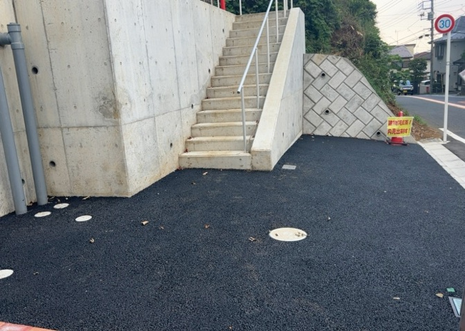 【駐車場】 | 薬師台新築戸建 | 駐車場と明記されていても、最小スペースでつくられた駐車場だと大型車は駐車できなかったり、出入りしにくくなったりする可能性があります。お車のサイズと購入したい物件の駐車場のサイズを現地で確認しましょう。