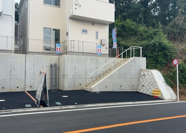 【前面道路含む現地写真】 | 薬師台新築戸建 | 住宅用の土地では前面道路に2m以上接していなければならないと法律で定められています。しかし、お持ちの車のサイズやライフスタイルなどにより、2mでは利便が悪い場合もございますので、事前に確認しましょう。