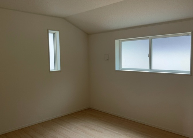 【子供部屋】 | 薬師台新築戸建 | 子供が何人でも年齢によっては、受験時にしっかり壁のある個室があった方が良い場合もあります。難しい問題ですが、兄弟の人数や、性別や年齢差によって状況が異なりますので、数年後のこともしっかり考えましょう。