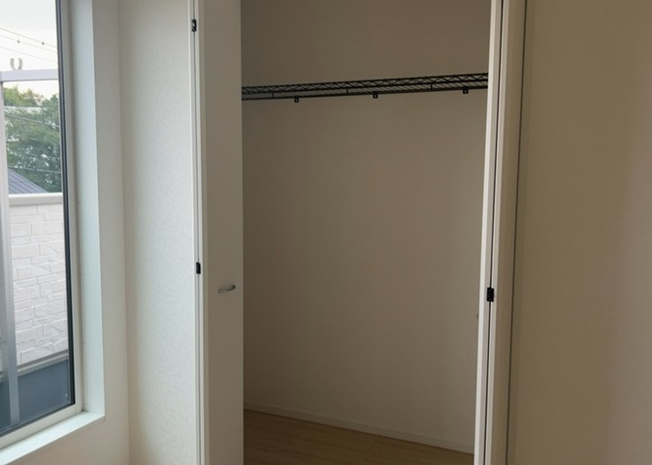 【収納】 | 薬師台新築戸建 | ウォークインクローゼットがあれば、クローゼット内でコーディネートが完成できますし、季節の変わり目に行う衣替えの手間も省けます。また、スーツケースなど大きいものもしまうことができ使い勝手がよいです。