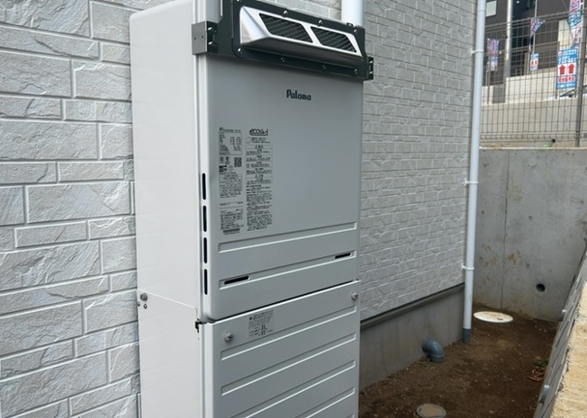 【発電・温水設備】 | 薬師台新築戸建 | 省エネ給湯器とは従来型の給湯器より熱効率が高く、少ない燃料でたくさんのお湯を沸かすことが出来る高効率な給湯器のことを指します。また、省エネ給湯器には種類があり、利便性や効果なども様々です。