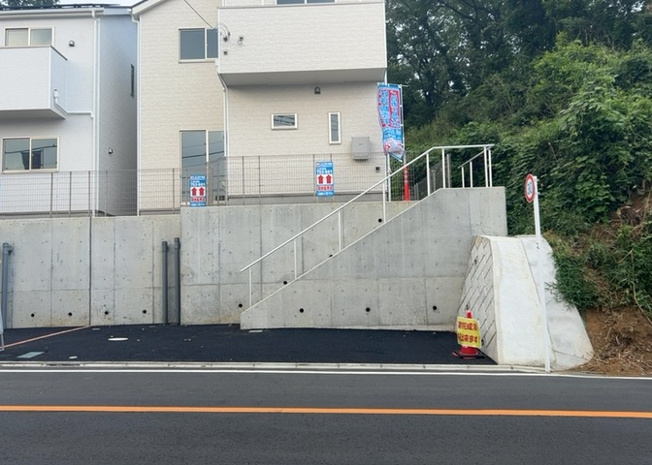 【前面道路含む現地写真】 | 薬師台新築戸建 | お持ちの車種によっては前面道路が広い方が便利でしょう。しかし、前面道路が広ければその分交通量が多くなるため、騒音などが気になる場合があります。実際に現地を見学し、周辺交通量や騒音などを確認しましょう！