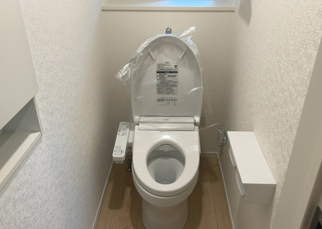 【トイレ】 | 薬師台新築戸建 | トイレは大きさや形、機能、抗菌性などが異なる多種多彩なタイプが各メーカーから出ています。それぞれに良さがあるため、事前にどういったタイプのトイレがいいのかをご家庭内で決めて、内見に行くといいでしょう。