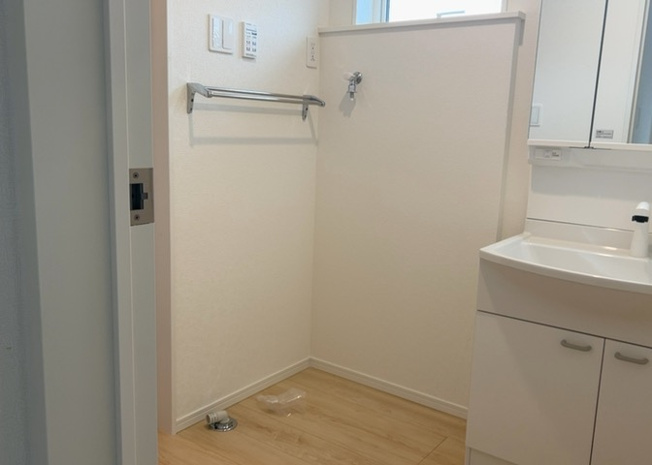 【脱衣所】 | 薬師台新築戸建 | 多くの戸建て住宅で見かける洗面脱衣所は、洗面台と洗濯機が2畳ほどのスペースに並べられていて、洗面所が脱衣所を兼ね備えている間取りが一般的です。お客様が利用することもある、パブリックな空間でもあります。