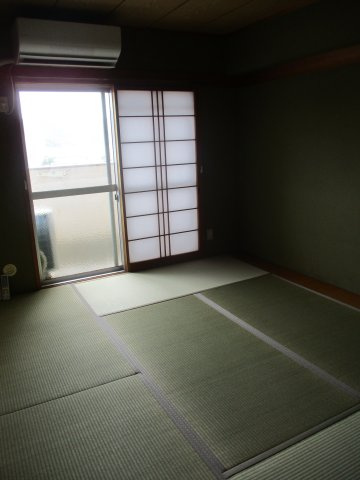 山内シャルム山口の和室