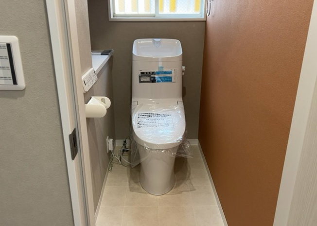 【トイレ】 | トイレは大きさや形、機能、抗菌性などが異なる多種多彩なタイプが各メーカーから出ています。それぞれに良さがあるため、事前にどういったタイプのトイレがいいのかをご家庭内で決めて、内見に行くといいでしょう。