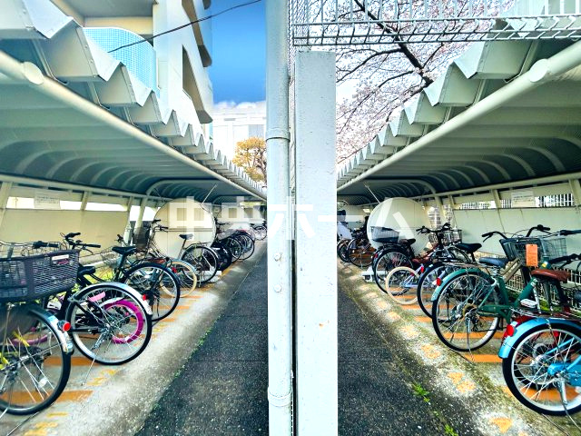 越中島3丁目ハイツ1号棟の駐輪場|【自転車置き場】最新の空き状況や費用などの詳細は担当スタッフまでお問い合わせください。