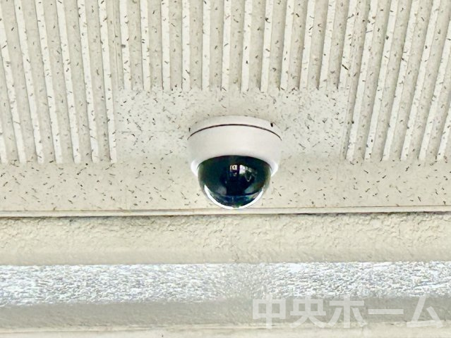 越中島3丁目ハイツ1号棟の防犯設備|【防犯カメラ】何かあった時の大事な証拠になることももちろんなりますが、防犯というくらいですので大事なのは防犯カメラがあることによって抑止力につながることですよね。