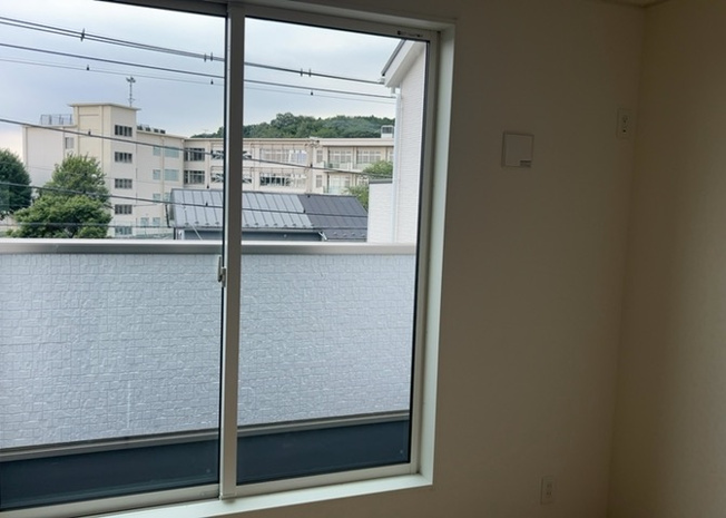 【洋室】 | 薬師台新築戸建 | 洋室のメリットは重い家具が置きやすく、身の回りが整理しやすいことです。 床がフローリングのため畳とは異なり凹みにくいです。 クローゼットなど収納が豊富で、普段使わない旅行カバンや服の整頓も簡単にです。