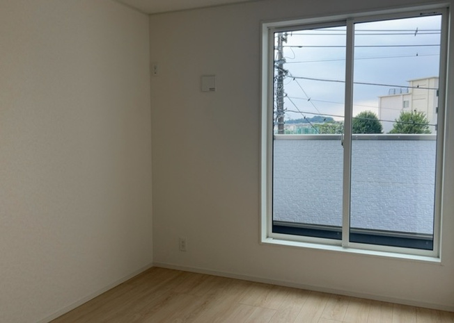 【寝室】 | 薬師台新築戸建 | 寝室でゆっくりと過ごすためにはベッド周りの適度な空間を担保することや窓の位置、照明の明るさ、寝室の広さなどを考える必要があります。自身や家族の構成とライフスタイルに併せて寝室にする部屋を選びましょう！