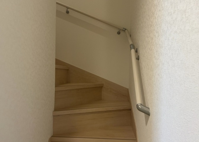 【内装】 | 薬師台新築戸建 | 建物の上下階の通路である階段は、その位置によって動線や室内の印象が大きく左右されます。手摺にも重要な役割があり、転倒の防止・歩行や動作を円滑にして日常生活を支えることを主な目的として設置されています。
