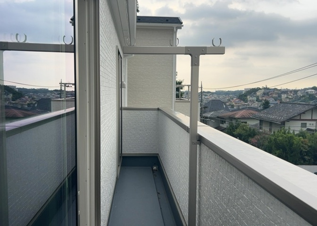 【バルコニー】 | 薬師台新築戸建 | バルコニーは、室外の専用スペースのうち、「屋根がなく開放された空間」であるものを指します。ベランダより広いタイプのものが多く、日当たりもよいため家庭菜園などを楽しみたい人にとって適した環境となります。