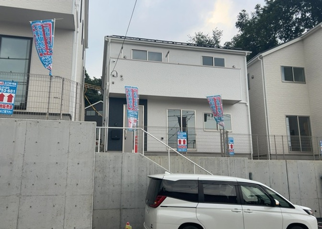 【外観】 | 薬師台新築戸建 | ついに完成致しました！現地をご見学に行く際は、道路の幅や周辺の交通量、施設などをご確認頂くことをおすすめします！物件の流れが早いため、内見をしたい方はお早めに当社営業までお問い合わせ頂きご予約下さい！