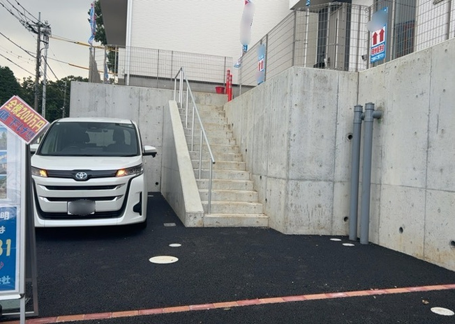 【駐車場】 | 薬師台新築戸建 | 駐車場と明記されていても、最小スペースでつくられた駐車場だと大型車は駐車できなかったり、出入りしにくくなったりする可能性があります。お車のサイズと購入したい物件の駐車場のサイズを現地で確認しましょう。
