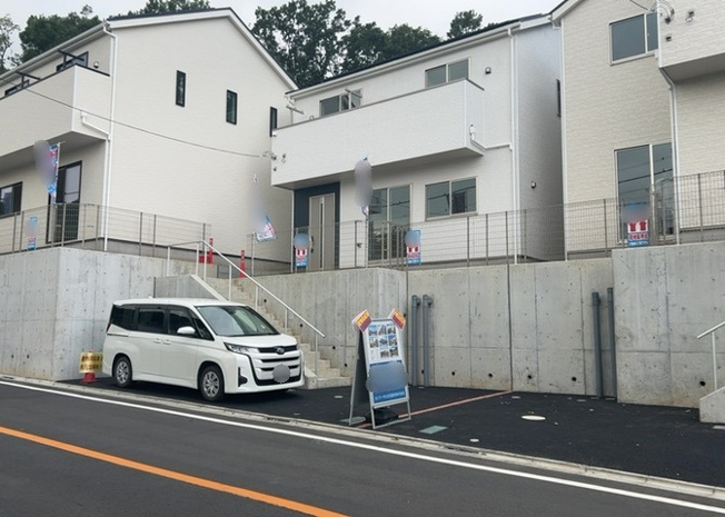 【前面道路含む現地写真】 | 薬師台新築戸建 | 住宅用の土地では前面道路に2m以上接していなければならないと法律で定められています。しかし、お持ちの車のサイズやライフスタイルなどにより、2mでは利便が悪い場合もございますので、事前に確認しましょう。