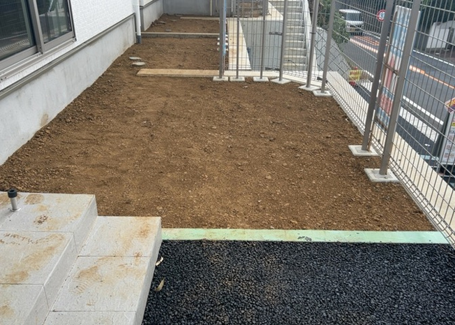 【庭】 | 薬師台新築戸建 | 庭があることでガーデニングや家庭菜園はもちろん、こどもの遊び場やペットを放して遊ぶことができます。また、家の周囲に余裕があるということです。隣地との間があれば、十分な日当たりと、風通しが確保できます。