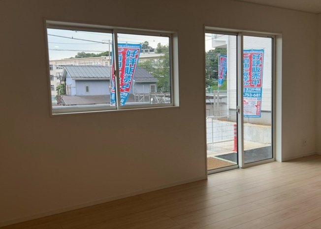【居間・リビング】 | 薬師台新築戸建 | L型アイランドタイプは、キッチンからダイニングにもリビングにも目が行き届くので、とても使いやすい配置です。L字型独立タイプは、キッチンを独立させてるためLDKというよりもLDといった様なイメージです。