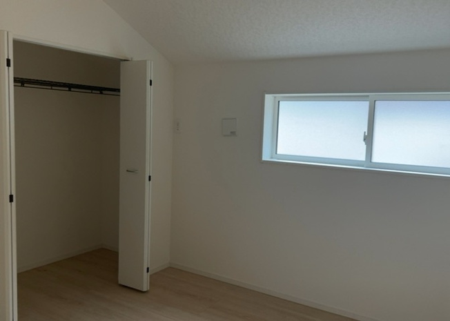 【子供部屋】 | 薬師台新築戸建 | 子供が何人でも年齢によっては、受験時にしっかり壁のある個室があった方が良い場合もあります。難しい問題ですが、兄弟の人数や、性別や年齢差によって状況が異なりますので、数年後のこともしっかり考えましょう。