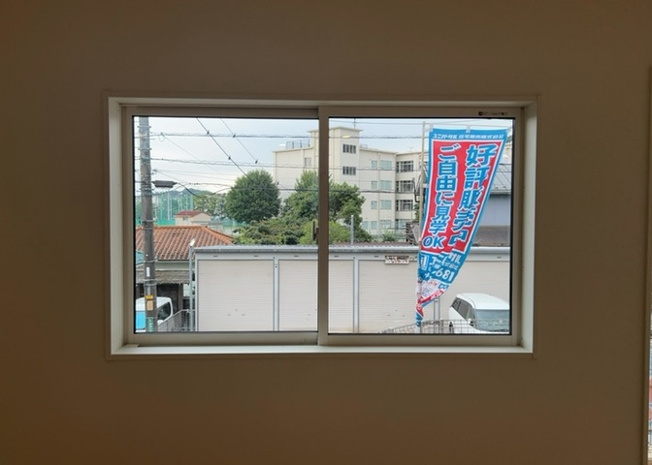 【内装】 | 薬師台新築戸建 | サッシとは、ガラス窓に使用される金属製の窓枠のことです。一般的に住宅建築では、金属製建具工事の段階で備え付けるもので、ガラス類や玄関、バスルームのスチール製のドアなどと同じタイミングで工事を行います。