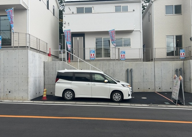 【前面道路含む現地写真】 | 薬師台新築戸建 | お持ちの車種によっては前面道路が広い方が便利でしょう。しかし、前面道路が広ければその分交通量が多くなるため、騒音などが気になる場合があります。実際に現地を見学し、周辺交通量や騒音などを確認しましょう！