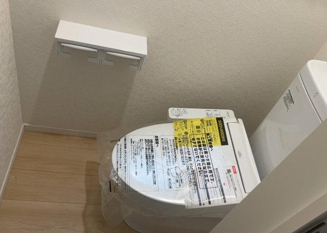 【トイレ】 | 薬師台新築戸建 | トイレは大きさや形、機能、抗菌性などが異なる多種多彩なタイプが各メーカーから出ています。それぞれに良さがあるため、事前にどういったタイプのトイレがいいのかをご家庭内で決めて、内見に行くといいでしょう。