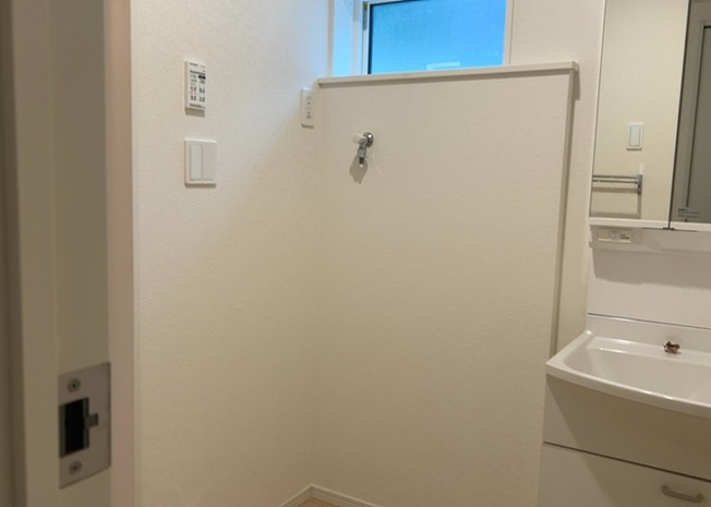 【脱衣所】 | 薬師台新築戸建 | 多くの戸建て住宅で見かける洗面脱衣所は、洗面台と洗濯機が2畳ほどのスペースに並べられていて、洗面所が脱衣所を兼ね備えている間取りが一般的です。お客様が利用することもある、パブリックな空間でもあります。