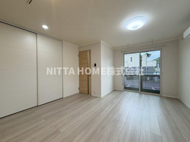 丹波篠山市大沢１丁目のアパートの内装|リビングルームです◎大きい窓で遮光が入りやすいです(^^)/