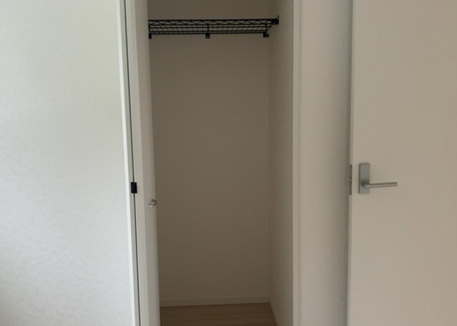 【収納】 | 薬師台新築戸建 | デザイン性を重視しすぎて収納が少なかった！なんてことにならないため、事前に現地で収納の数を確認しておくことをお勧めします。クローゼット以外にも床下収納や屋根裏収納、パントリーなどもチェックしましょう。