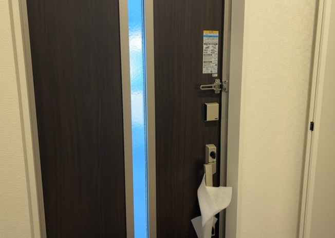 【玄関】 | 薬師台新築戸建 | 玄関は家の顔でもあり、家族以外の目にも止まる場所です。玄関は外との間を仕切る扉、靴などをしまっておく収納スペース、靴脱ぎのたたきスペース、来客とのやり取りをするドアホンなど複数のアイテムからなります。