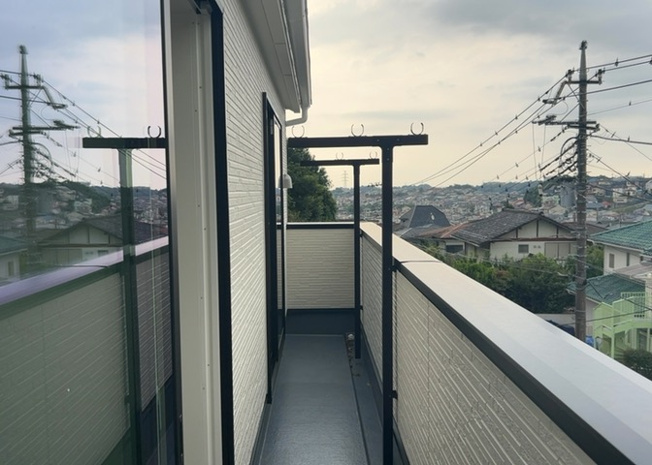 【バルコニー】 | 薬師台新築戸建 | バルコニーは、室外の専用スペースのうち、「屋根がなく開放された空間」であるものを指します。ベランダより広いタイプのものが多く、日当たりもよいため家庭菜園などを楽しみたい人にとって適した環境となります。