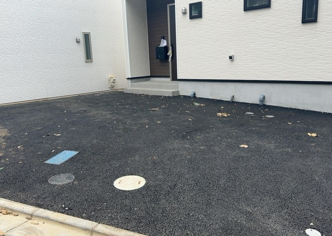 【駐車場】 | 薬師台新築戸建 | 駐車場と明記されていても、最小スペースでつくられた駐車場だと大型車は駐車できなかったり、出入りしにくくなったりする可能性があります。お車のサイズと購入したい物件の駐車場のサイズを現地で確認しましょう。