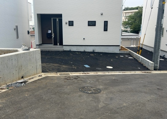 【前面道路含む現地写真】 | 薬師台新築戸建 | 住宅用の土地では前面道路に2m以上接していなければならないと法律で定められています。しかし、お持ちの車のサイズやライフスタイルなどにより、2mでは利便が悪い場合もございますので、事前に確認しましょう。