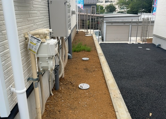 【庭】 | 薬師台新築戸建 | 庭があることでガーデニングや家庭菜園はもちろん、こどもの遊び場やペットを放して遊ぶことができます。また、家の周囲に余裕があるということです。隣地との間があれば、十分な日当たりと、風通しが確保できます。