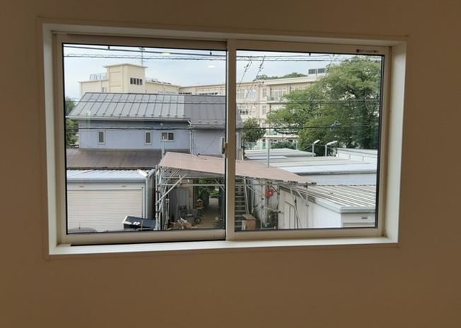 【内装】 | 薬師台新築戸建 | サッシとは、ガラス窓に使用される金属製の窓枠のことです。一般的に住宅建築では、金属製建具工事の段階で備え付けるもので、ガラス類や玄関、バスルームのスチール製のドアなどと同じタイミングで工事を行います。
